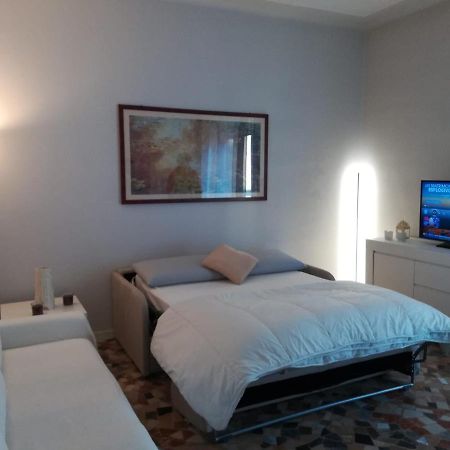Primo Piano - Bilocale Casa Vacanze Brescia Bagian luar foto