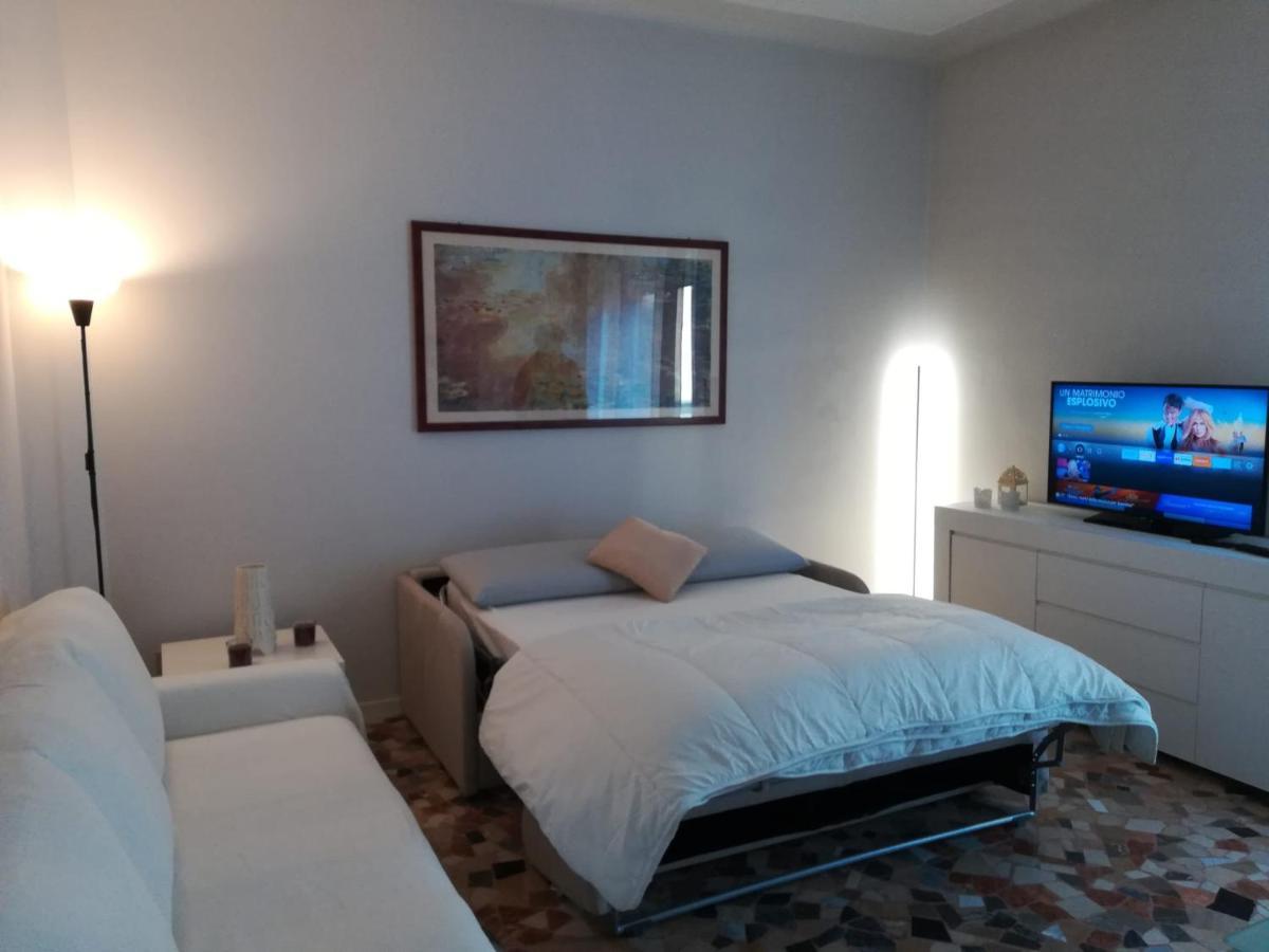 Primo Piano - Bilocale Casa Vacanze Brescia Bagian luar foto