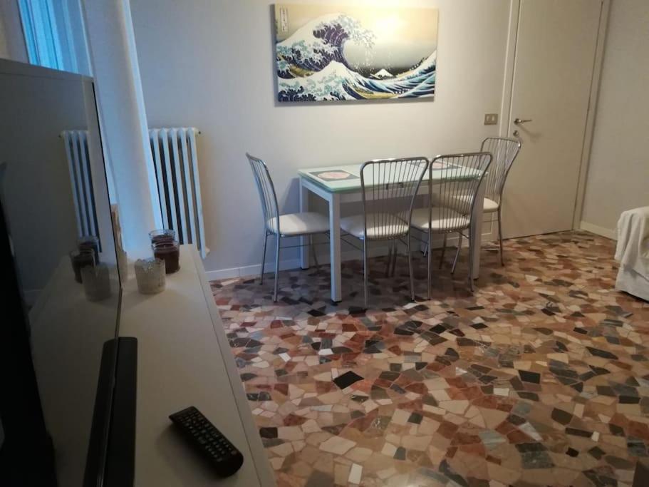 Primo Piano - Bilocale Casa Vacanze Brescia Bagian luar foto