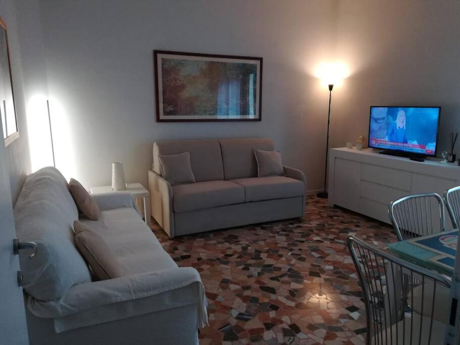 Primo Piano - Bilocale Casa Vacanze Brescia Bagian luar foto