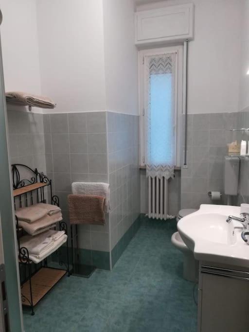 Primo Piano - Bilocale Casa Vacanze Brescia Bagian luar foto