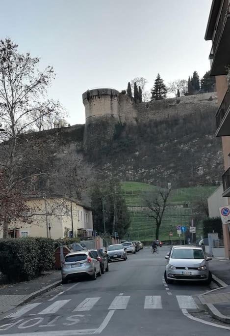 Primo Piano - Bilocale Casa Vacanze Brescia Bagian luar foto